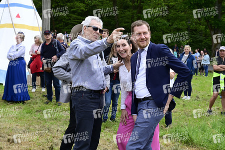 Gojko Mitic bei der Einweihung einer Sandstein-Stele in Rathen
