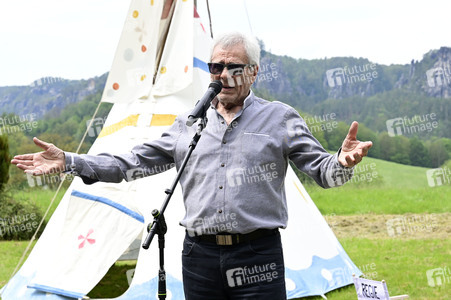 Gojko Mitic bei der Einweihung einer Sandstein-Stele in Rathen