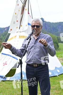 Gojko Mitic bei der Einweihung einer Sandstein-Stele in Rathen