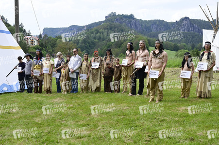 Gojko Mitic bei der Einweihung einer Sandstein-Stele in Rathen