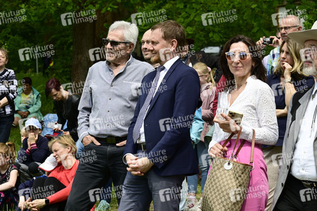 Gojko Mitic bei der Einweihung einer Sandstein-Stele in Rathen