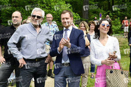 Gojko Mitic bei der Einweihung einer Sandstein-Stele in Rathen