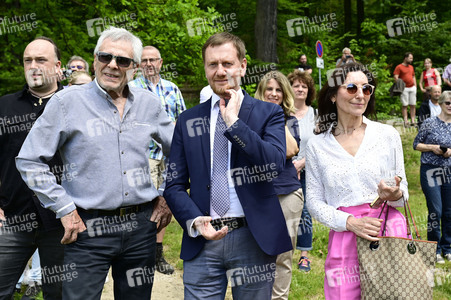 Gojko Mitic bei der Einweihung einer Sandstein-Stele in Rathen