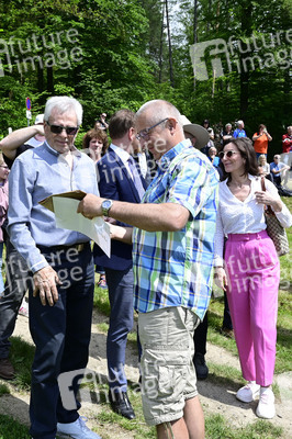 Gojko Mitic bei der Einweihung einer Sandstein-Stele in Rathen