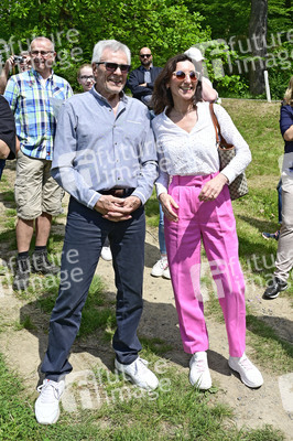 Gojko Mitic bei der Einweihung einer Sandstein-Stele in Rathen