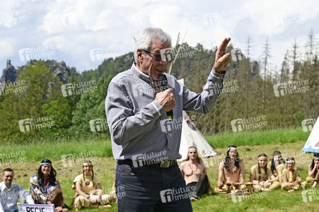 Gojko Mitic bei der Einweihung einer Sandstein-Stele in Rathen