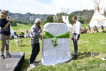 Gojko Mitic bei der Einweihung einer Sandstein-Stele in Rathen