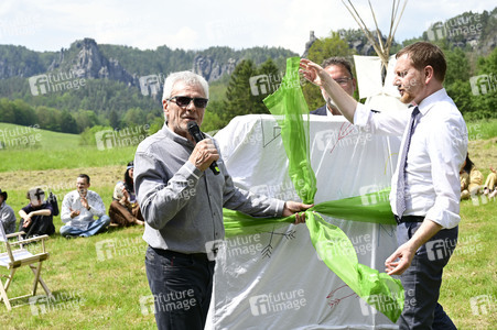 Gojko Mitic bei der Einweihung einer Sandstein-Stele in Rathen