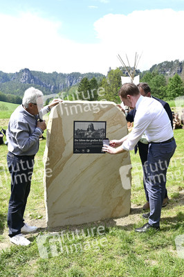 Gojko Mitic bei der Einweihung einer Sandstein-Stele in Rathen