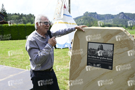 Gojko Mitic bei der Einweihung einer Sandstein-Stele in Rathen