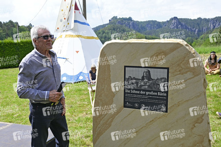 Gojko Mitic bei der Einweihung einer Sandstein-Stele in Rathen