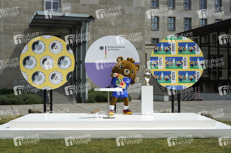 Präsentation des Sonderpostwertzeichens und der 11-Euro-Sammlermünze UEFA Fußball-Europameisterschaft 2024 in Berlin