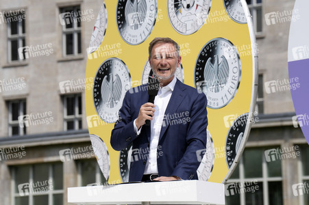 Präsentation des Sonderpostwertzeichens und der 11-Euro-Sammlermünze UEFA Fußball-Europameisterschaft 2024 in Berlin