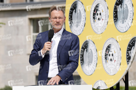 Präsentation des Sonderpostwertzeichens und der 11-Euro-Sammlermünze UEFA Fußball-Europameisterschaft 2024 in Berlin