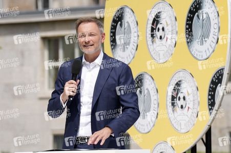 Präsentation des Sonderpostwertzeichens und der 11-Euro-Sammlermünze UEFA Fußball-Europameisterschaft 2024 in Berlin