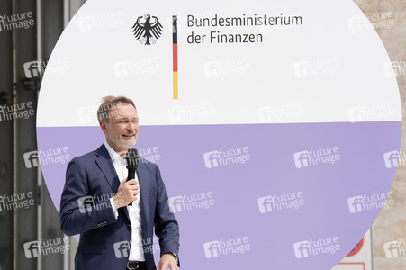 Präsentation des Sonderpostwertzeichens und der 11-Euro-Sammlermünze UEFA Fußball-Europameisterschaft 2024 in Berlin