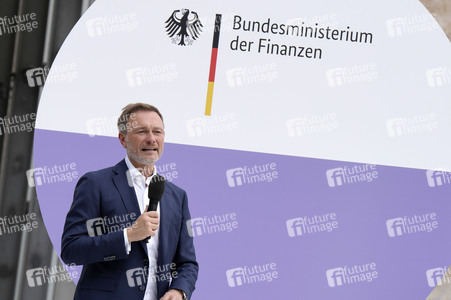 Präsentation des Sonderpostwertzeichens und der 11-Euro-Sammlermünze UEFA Fußball-Europameisterschaft 2024 in Berlin