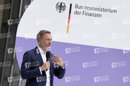 Präsentation des Sonderpostwertzeichens und der 11-Euro-Sammlermünze UEFA Fußball-Europameisterschaft 2024 in Berlin