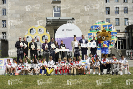Präsentation des Sonderpostwertzeichens und der 11-Euro-Sammlermünze UEFA Fußball-Europameisterschaft 2024 in Berlin