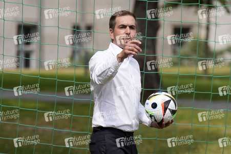 Präsentation des Sonderpostwertzeichens und der 11-Euro-Sammlermünze UEFA Fußball-Europameisterschaft 2024 in Berlin