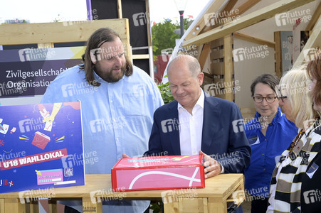 Demokratiefest zu 75 Jahren Grundgesetz in Berlin