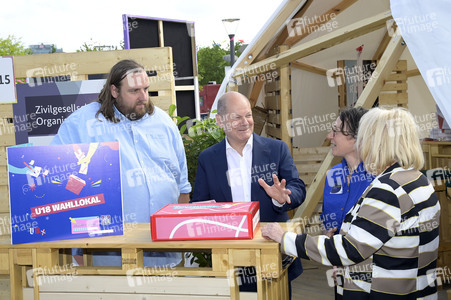Demokratiefest zu 75 Jahren Grundgesetz in Berlin