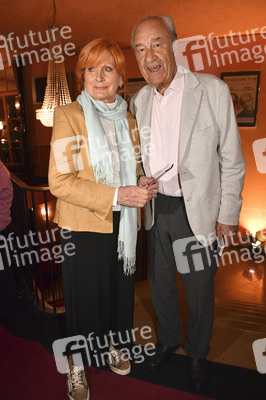 Theaterpremiere 'Die Kehrseite der Medaille' in München