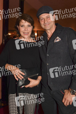 Theaterpremiere 'Die Kehrseite der Medaille' in München