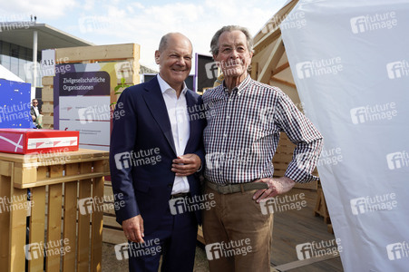 Demokratiefest zu 75 Jahren Grundgesetz in Berlin