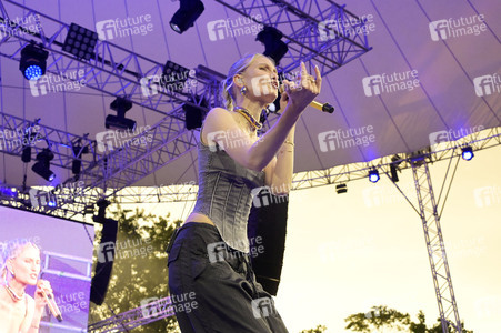 Konzert von Glasperlenspiel beim Demokratiefest zu 75 Jahren Grundgesetz in Berlin