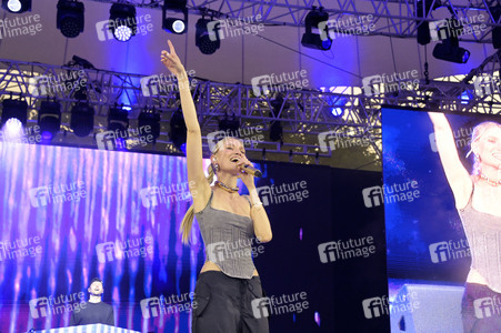 Konzert von Glasperlenspiel beim Demokratiefest zu 75 Jahren Grundgesetz in Berlin