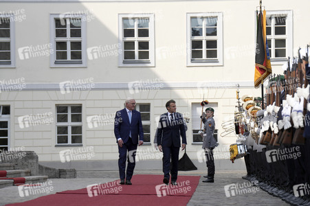 Begrüßung des Staatspräsidenten der Französischen Republik in Berlin