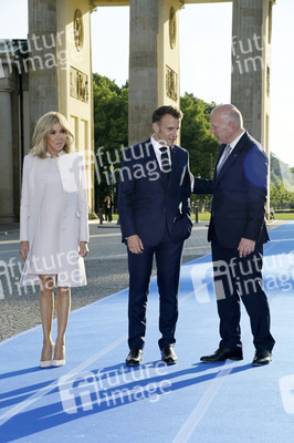 Emmanuel Macron und Brigitte Macron am Brandenburger Tor in Berlin