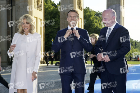 Emmanuel Macron und Brigitte Macron am Brandenburger Tor in Berlin