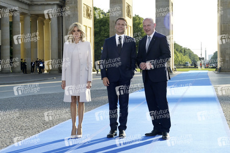 Emmanuel Macron und Brigitte Macron am Brandenburger Tor in Berlin