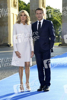 Emmanuel Macron und Brigitte Macron am Brandenburger Tor in Berlin