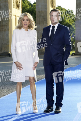Emmanuel Macron und Brigitte Macron am Brandenburger Tor in Berlin