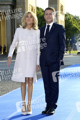 Emmanuel Macron und Brigitte Macron am Brandenburger Tor in Berlin