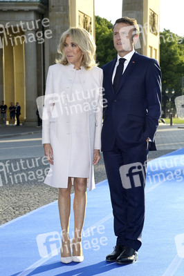 Emmanuel Macron und Brigitte Macron am Brandenburger Tor in Berlin
