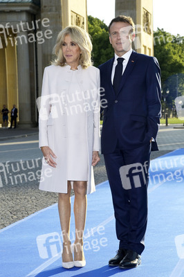 Emmanuel Macron und Brigitte Macron am Brandenburger Tor in Berlin