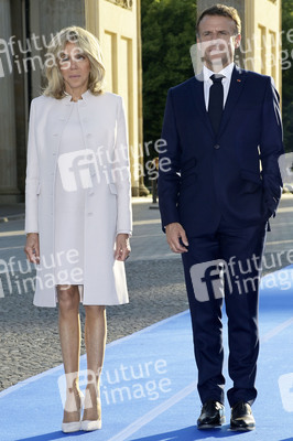 Emmanuel Macron und Brigitte Macron am Brandenburger Tor in Berlin
