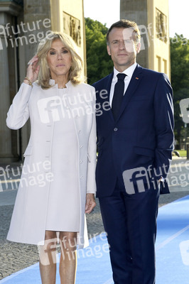 Emmanuel Macron und Brigitte Macron am Brandenburger Tor in Berlin