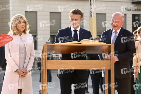 Emmanuel Macron und Brigitte Macron am Brandenburger Tor in Berlin