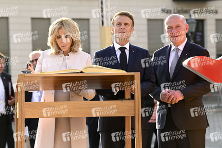 Emmanuel Macron und Brigitte Macron am Brandenburger Tor in Berlin