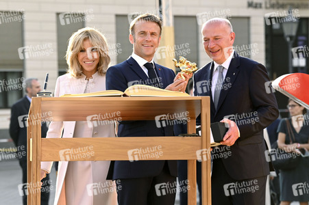 Emmanuel Macron und Brigitte Macron am Brandenburger Tor in Berlin