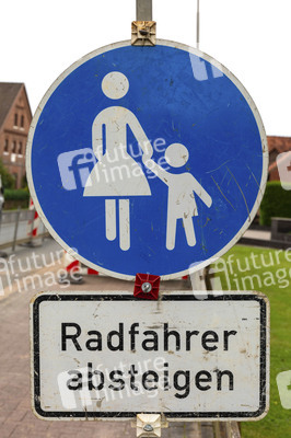 Symbolfoto Verkehrszeichen Gehweg