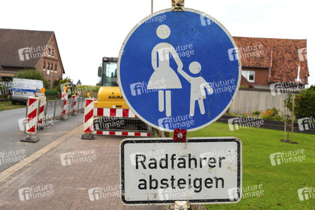 Symbolfoto Verkehrszeichen Gehweg