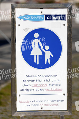 Symbolfoto Verkehrszeichen Gehweg