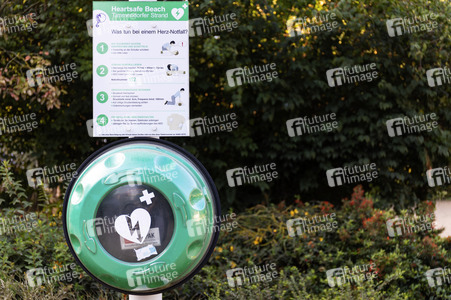 Symbolfoto öffentlicher Defibrillator