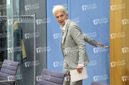 Bundespressekonferenz zum Stand der Sicherheits- und Verteidigungspolitik in Berlin